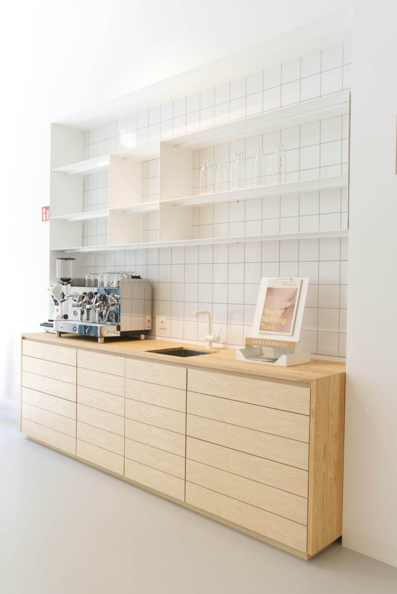 Highlights to the interior of the new showroom in the armedangles hq in cologne created by formlos.com