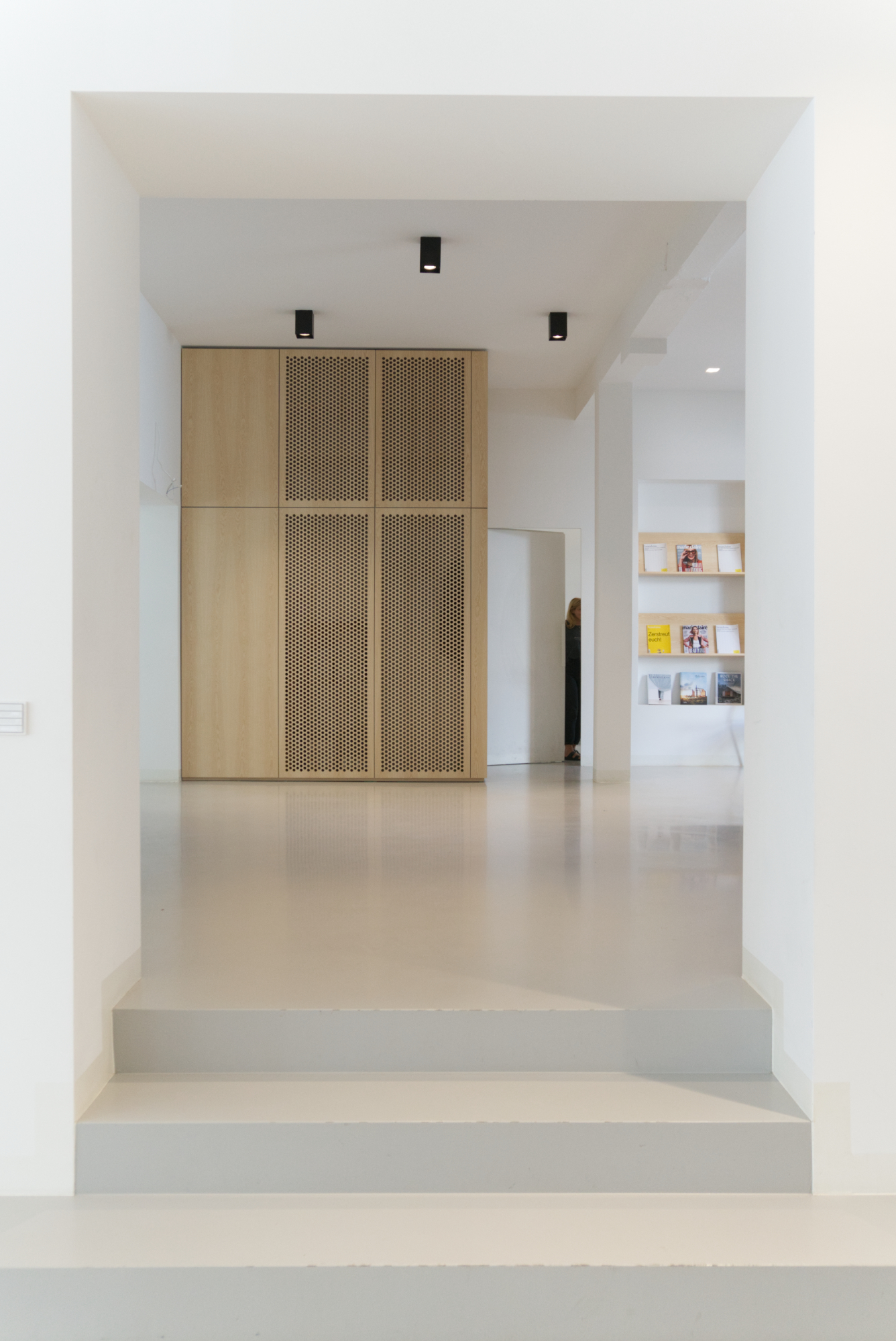 Highlights to the interior of the new showroom in the armedangles hq in cologne created by formlos.com