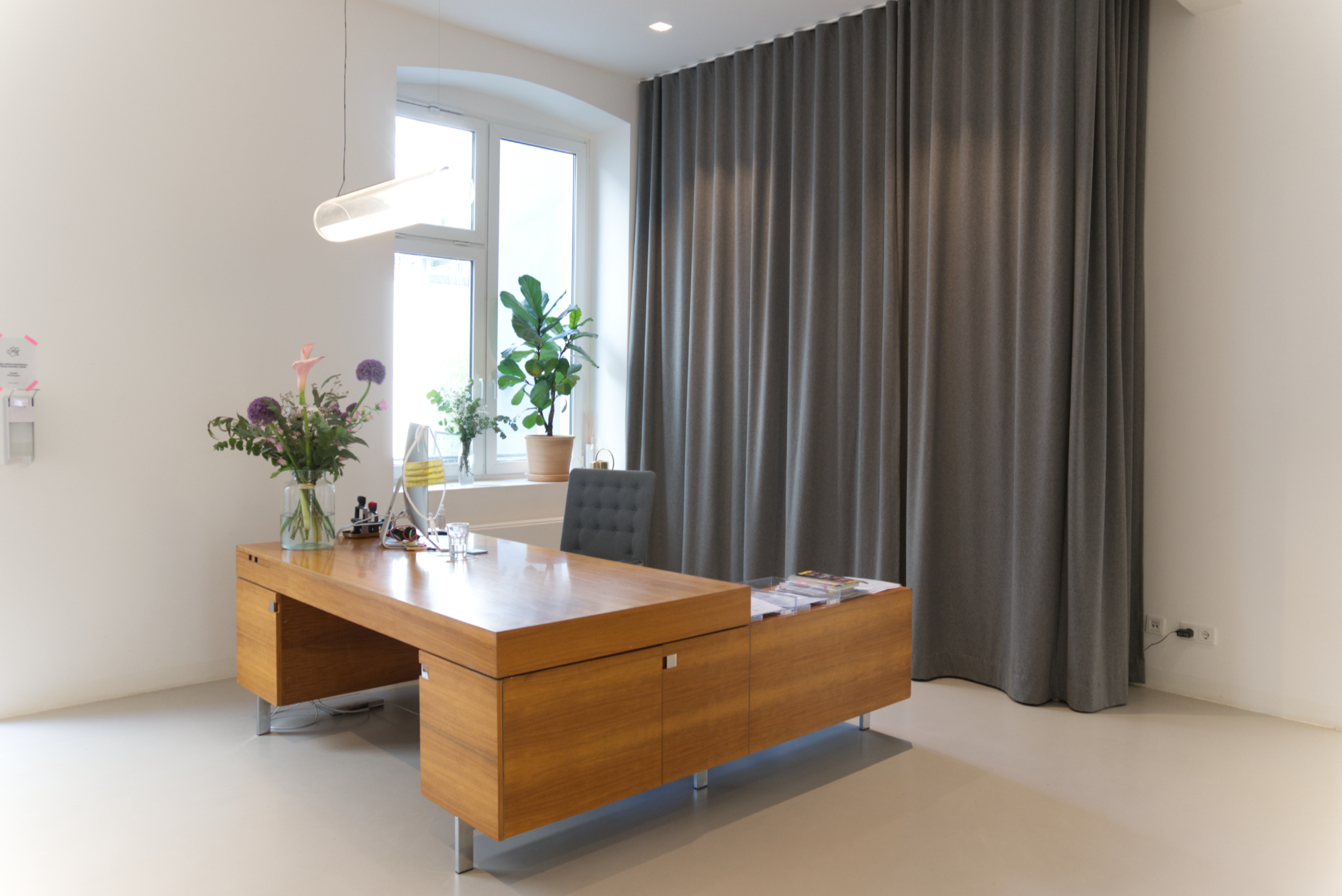 Highlights to the interior of the new showroom in the armedangles hq in cologne created by formlos.com