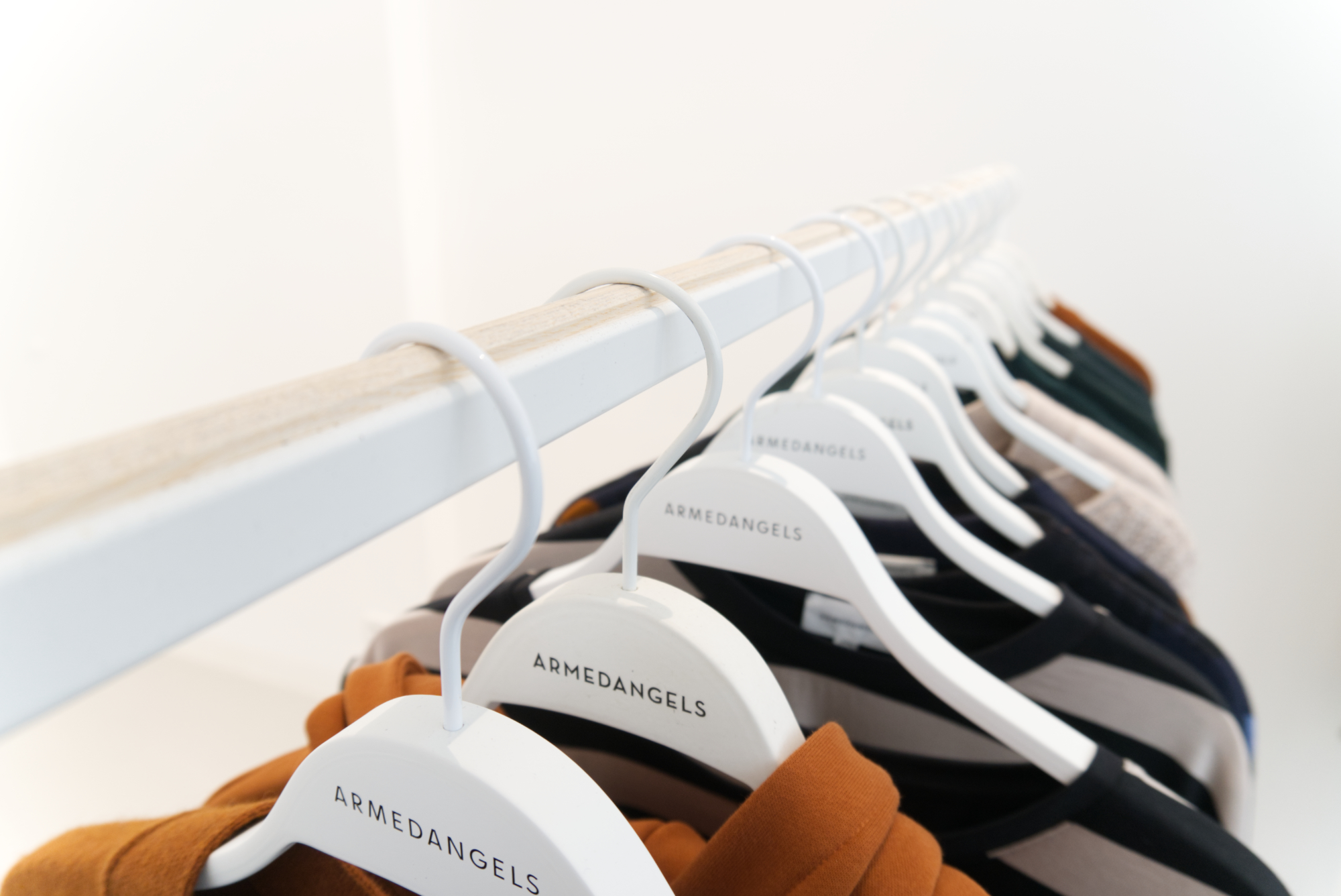 Highlights to the interior of the new showroom in the armedangles hq in cologne created by formlos.com