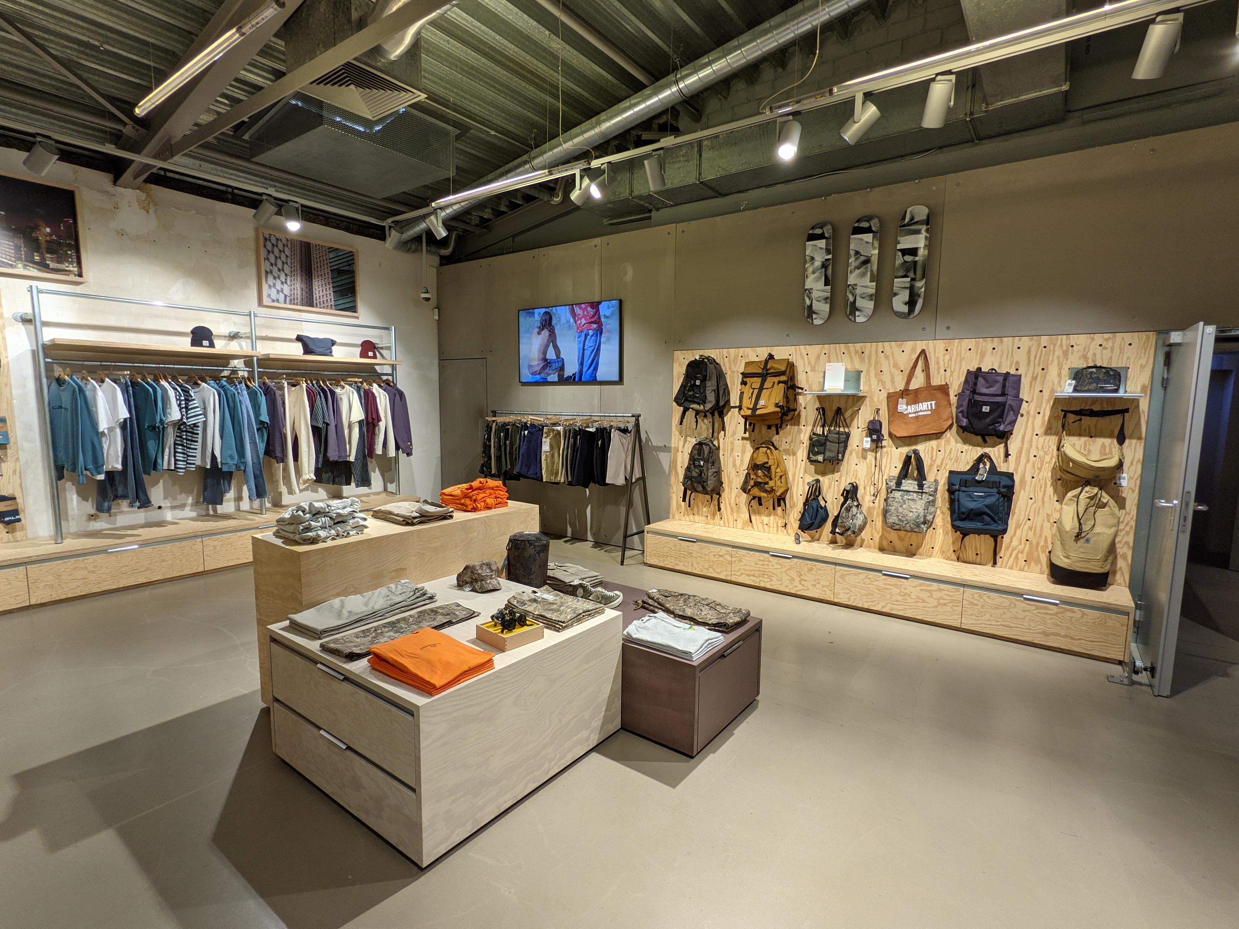 The official carhartt store in Düsseldorf for carhartt WIP designed by formlos.com