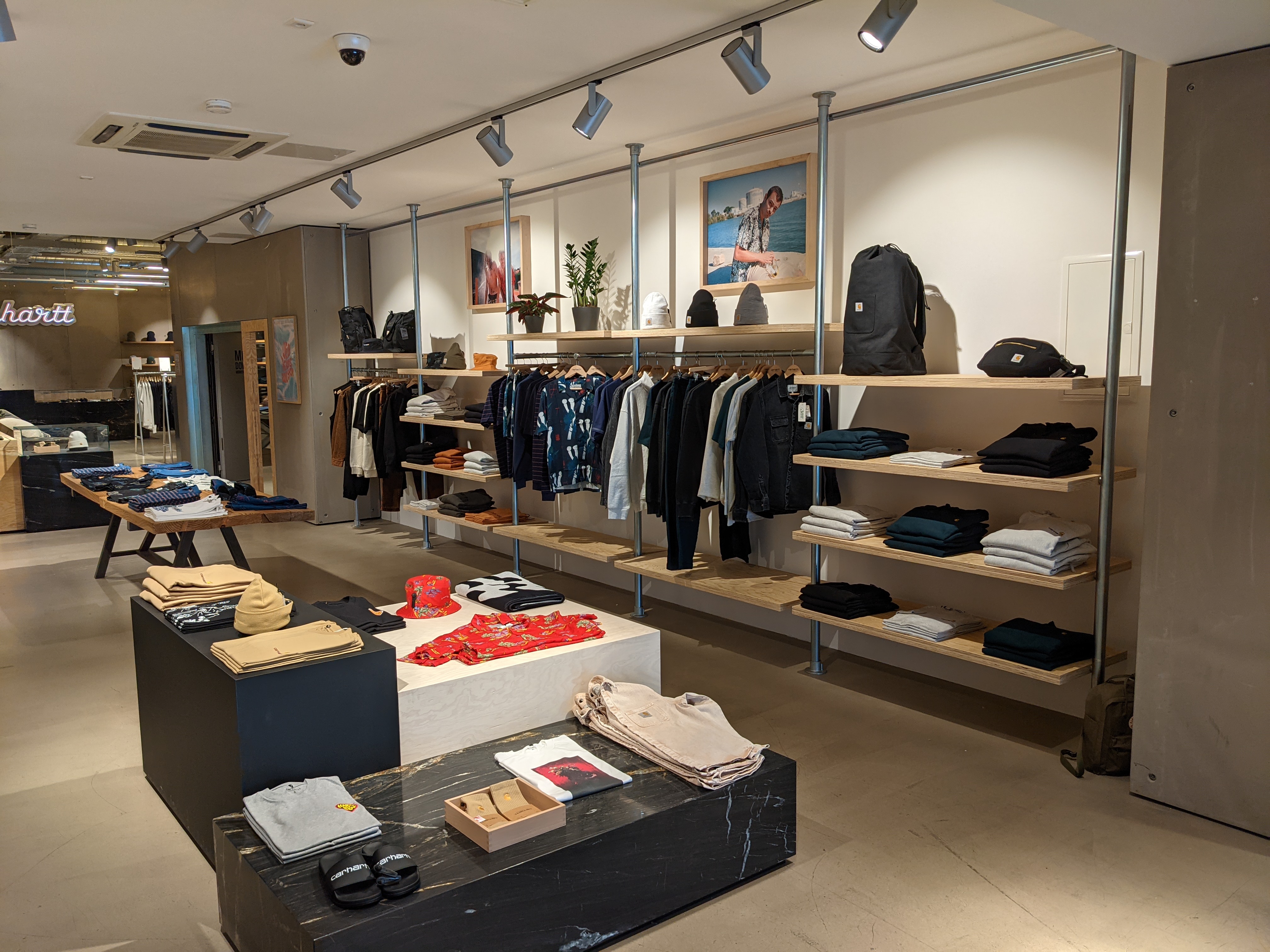 The official carhartt store in Düsseldorf for carhartt WIP designed by formlos.com