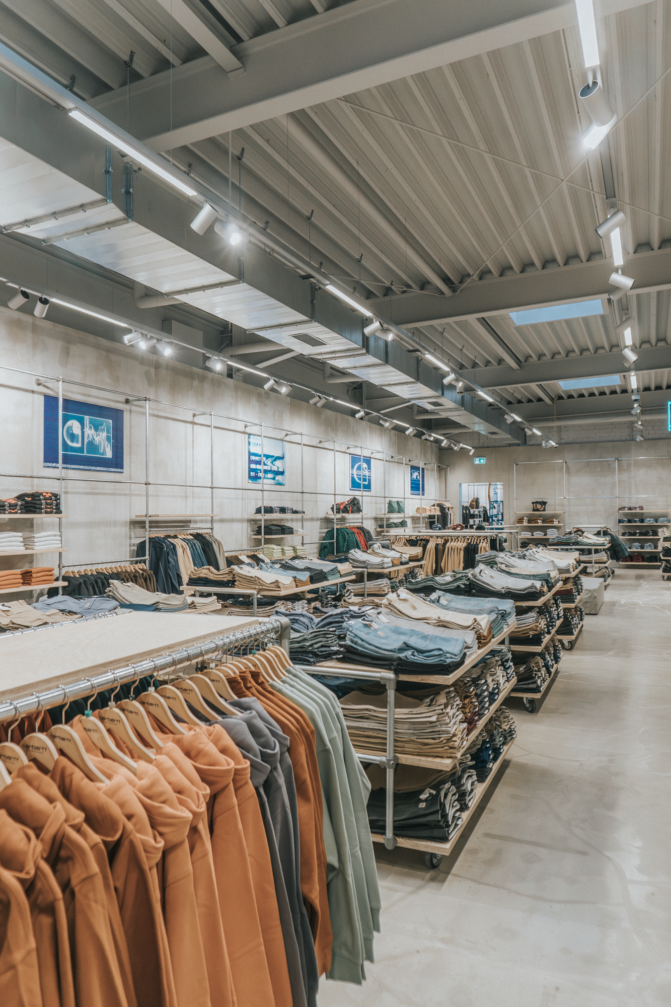 Carhartt outlet store designed by formlos.com