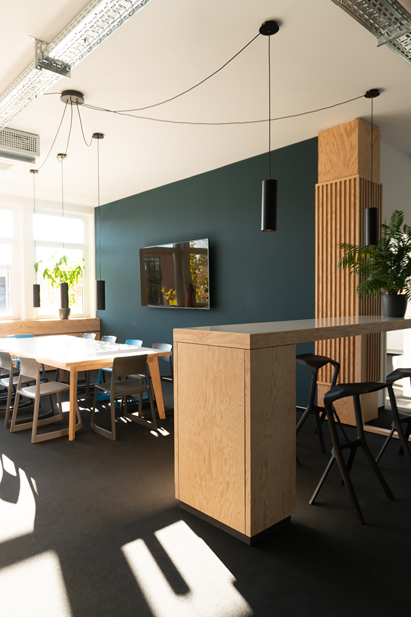 An office environment for a software agency silversurfer7 created by formlos.com